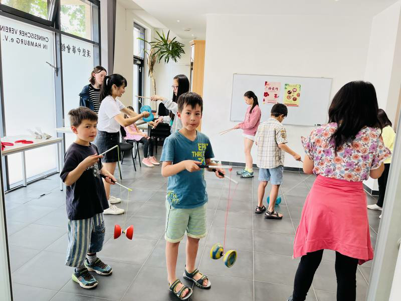 小朋友高興學扯鈴