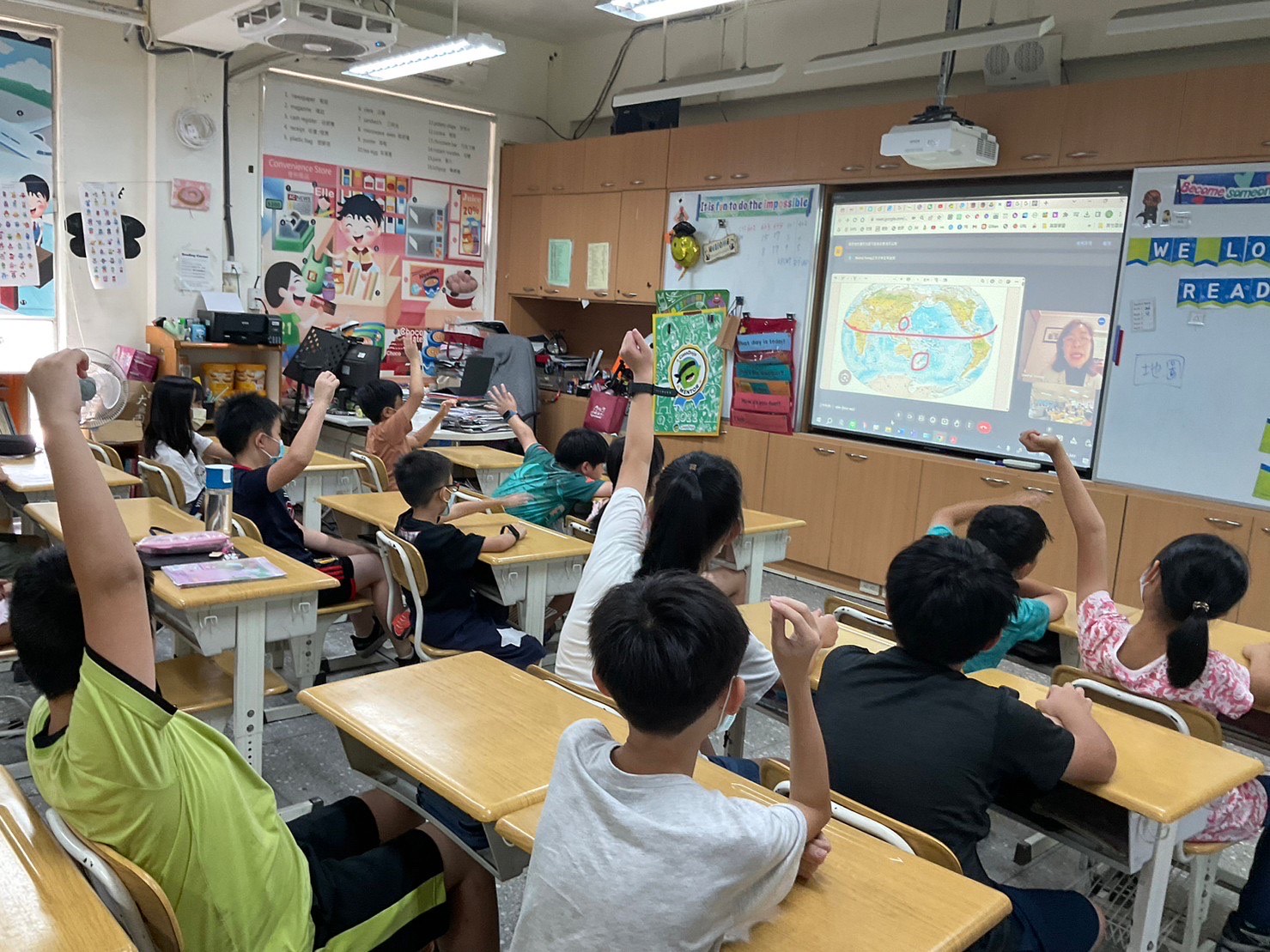 曾昭如透過大螢幕與小朋友互動