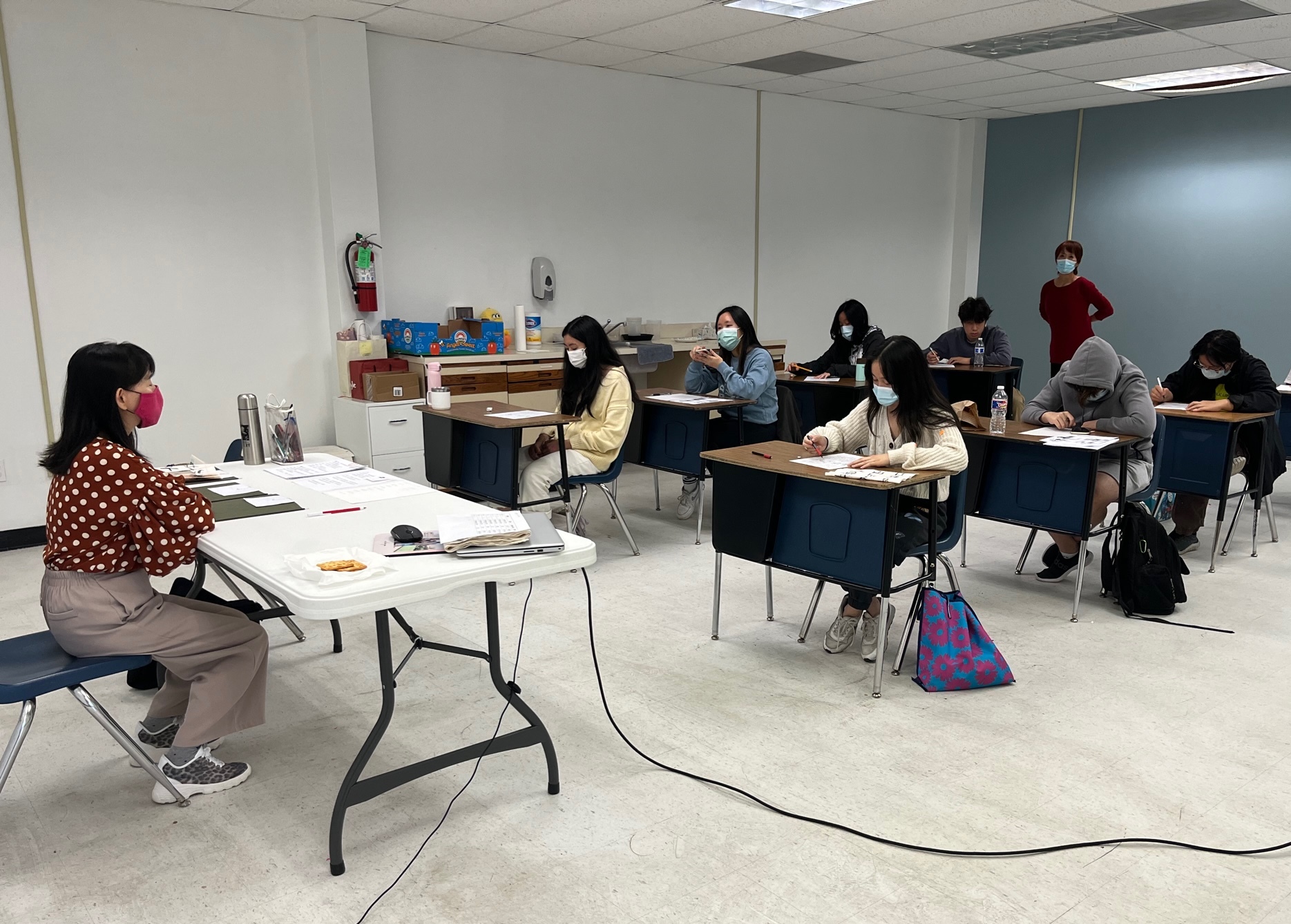 學藝競賽, 高級組: 學生要根據四個圖片的排列順序，寫出故事的相互關係或事件的前後關係。