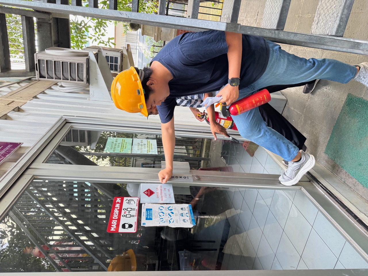 消防組持滅火設備抵達火源