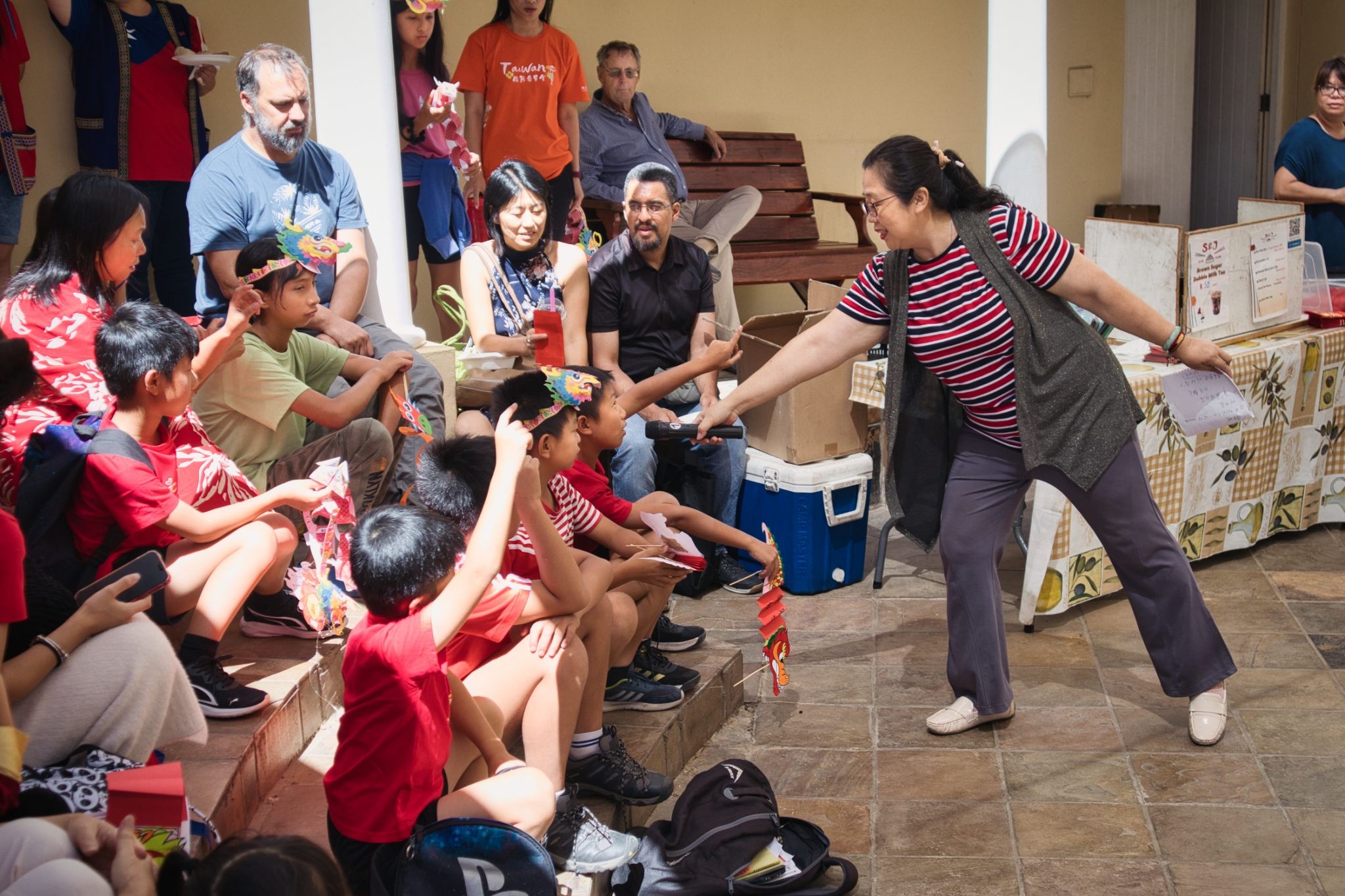 大家踴躍猜燈謎(右:校長孫曉慧)