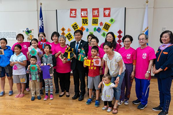 正體漢字文化節系列活動的「好好玩園遊會」在僑教中心舉辦，部份參與活動者與璞石老師們合影。中間著黑色西裝者為僑教中心主任歐宏偉。