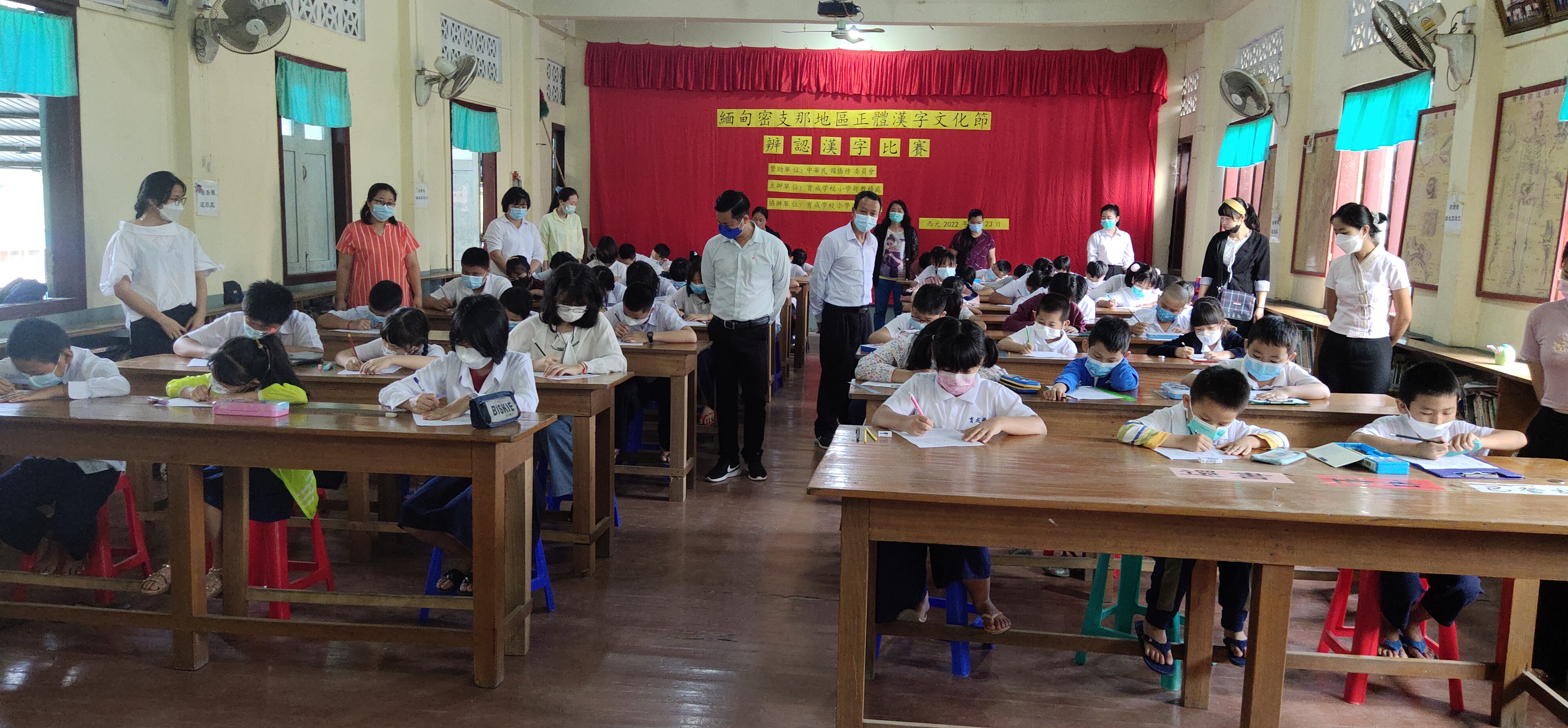 校長尹勝邦，副校長彭安靖，秘書釧有芬，小學部教務主任車同秋，小學部學務主任段生芬和參賽學生家長到場觀賽