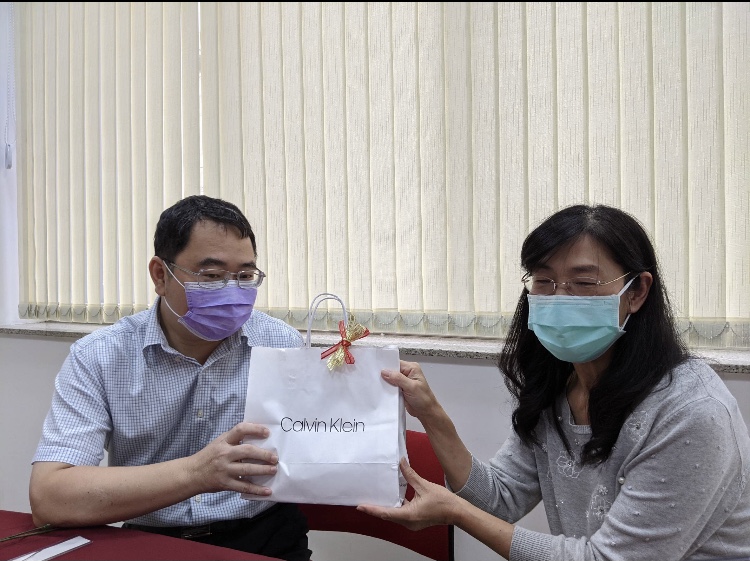 趙士縈會長（右）代表巴西中文教學協會致贈文教中心禮品，由劉俊男主任（左）接受。