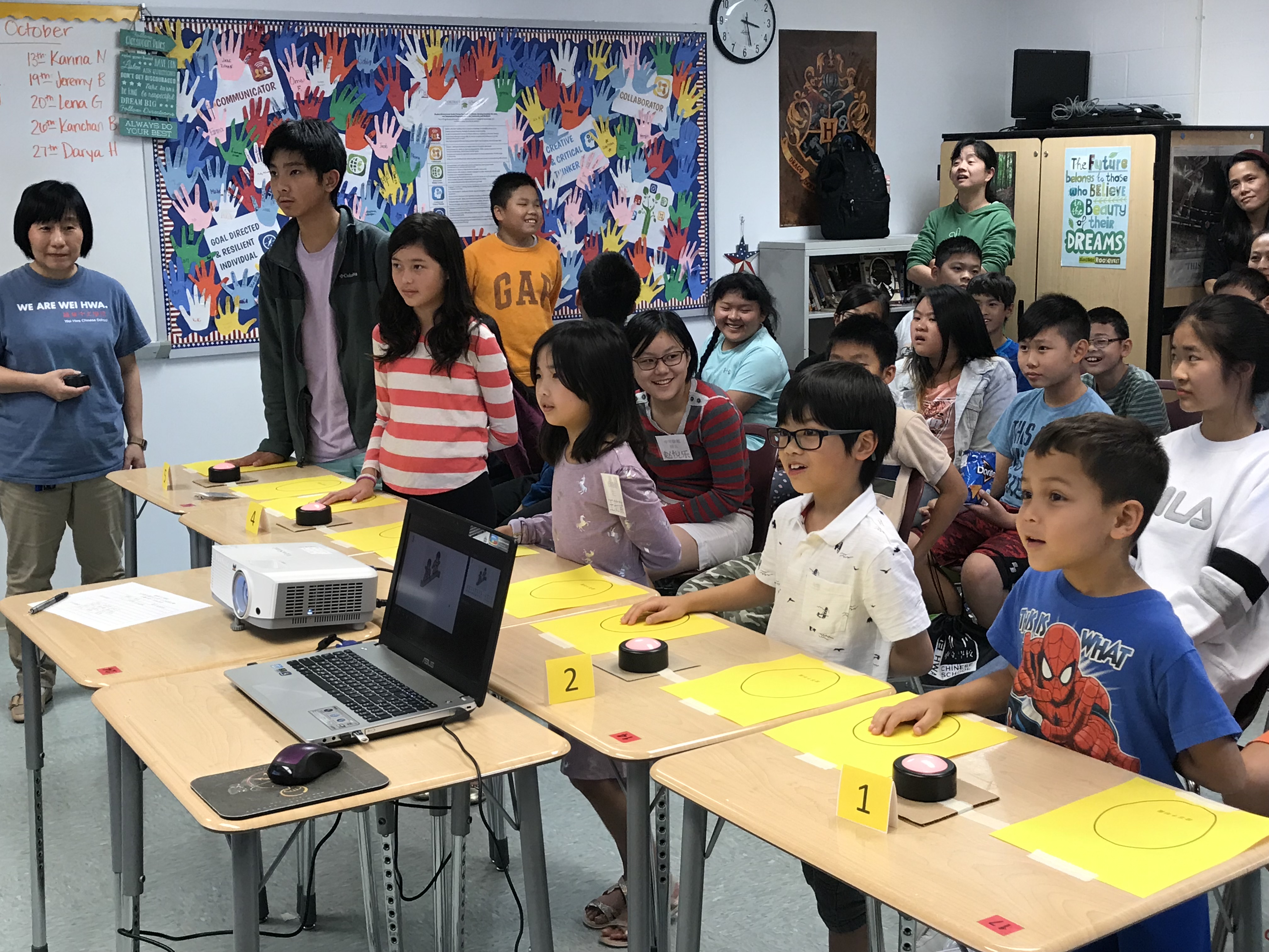 參賽同學們在比賽中全力以赴搶答問題