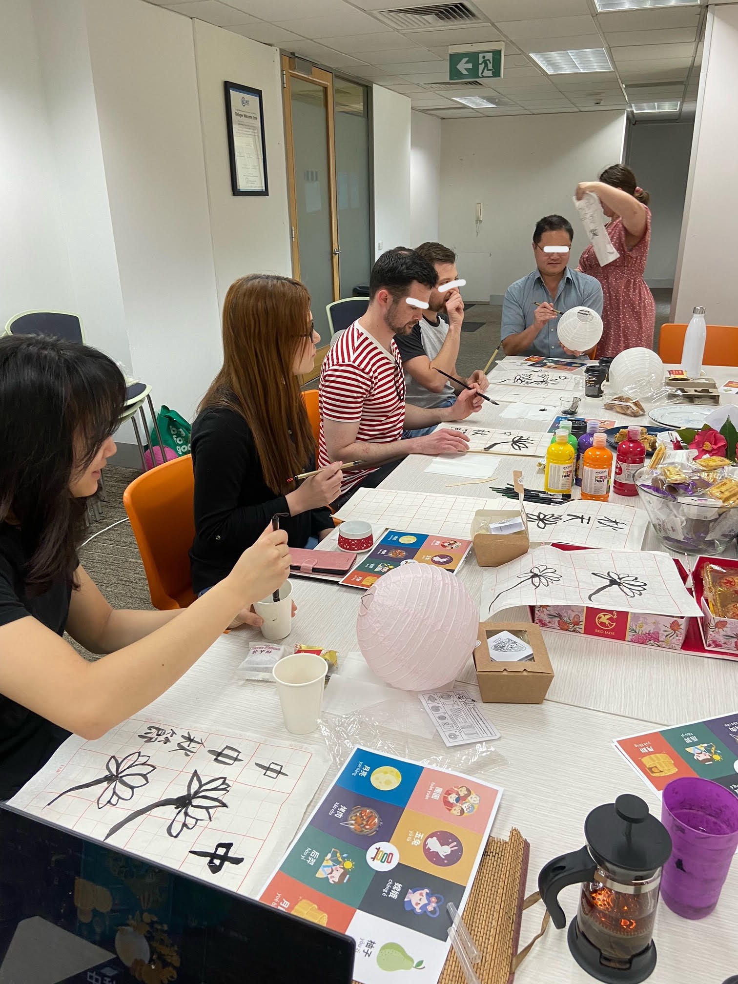 成人班學生享受做燈籠的喜悅