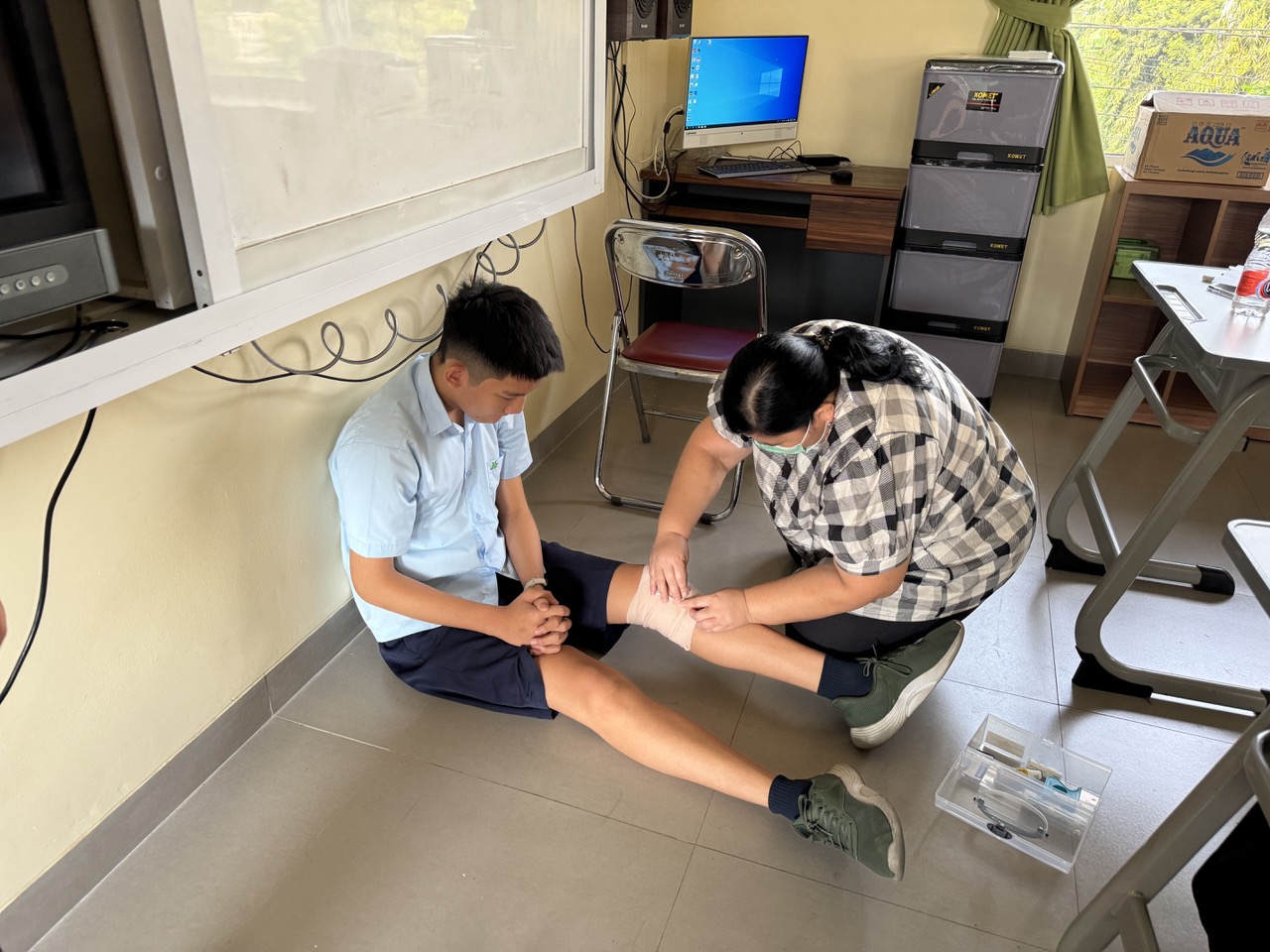 傷者於第一時間由校護進行包紮