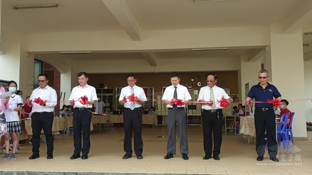 戴旭璋（右四）、江興島（右三）、游凱全（右五）、許智豪（右六）等一齊剪綵