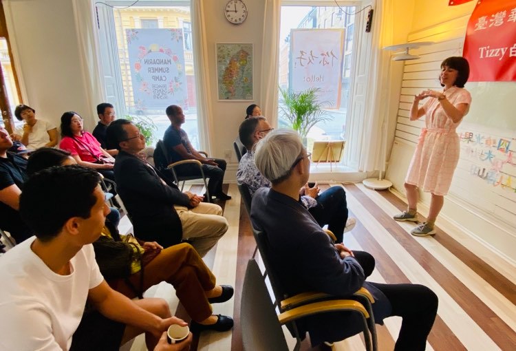 學生家長代表致詞並分享在學校的學習經驗