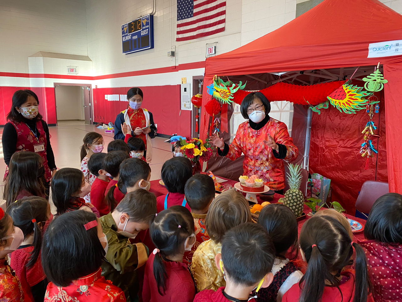 林梅英老師向學生們介紹各項年貨和吉祥話