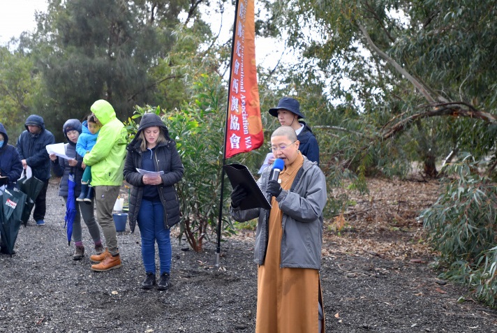 國際佛光會西澳協會 妙博法師為植樹活動唸祈禱文