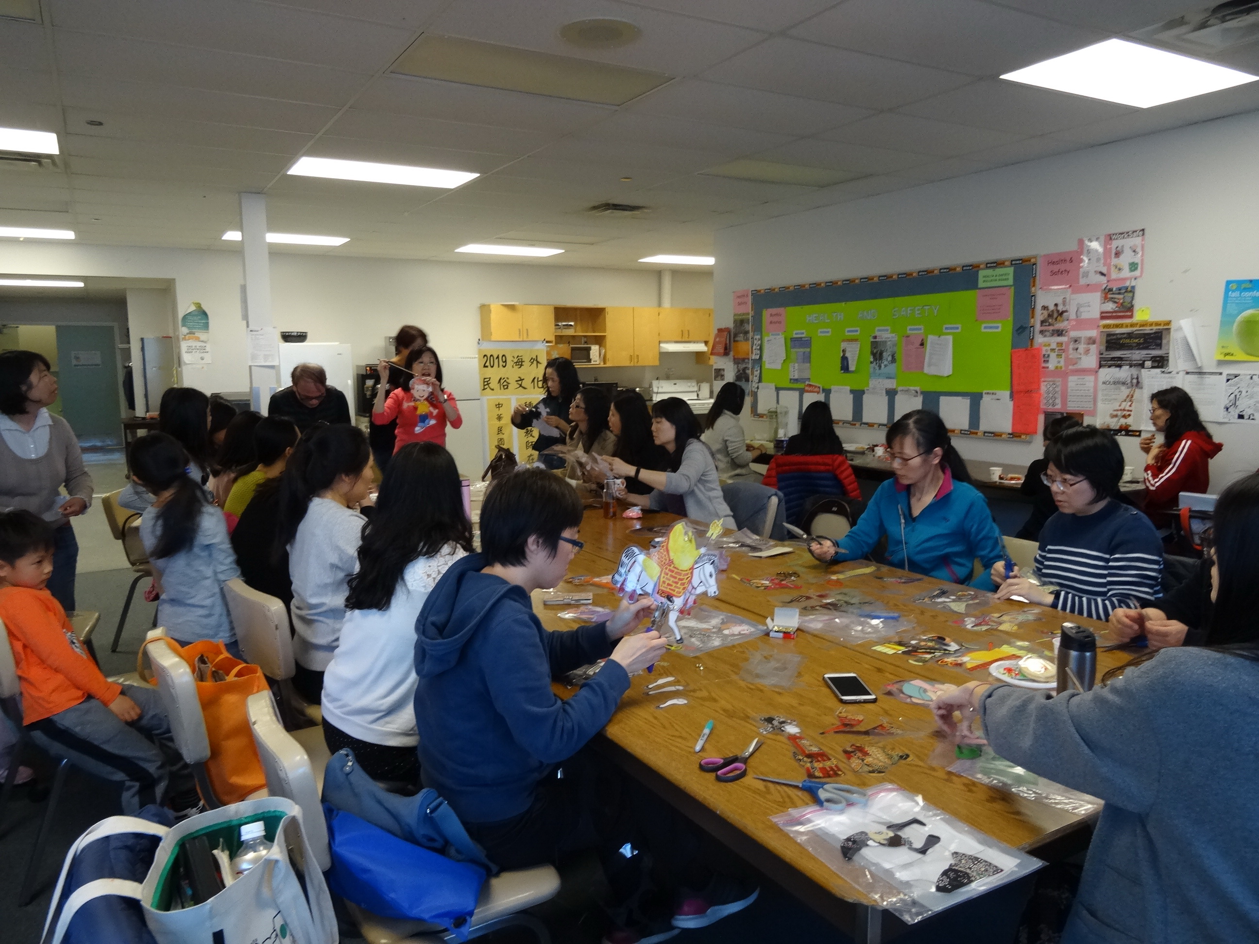 王妙如副校長示範皮影戲偶組裝SOP