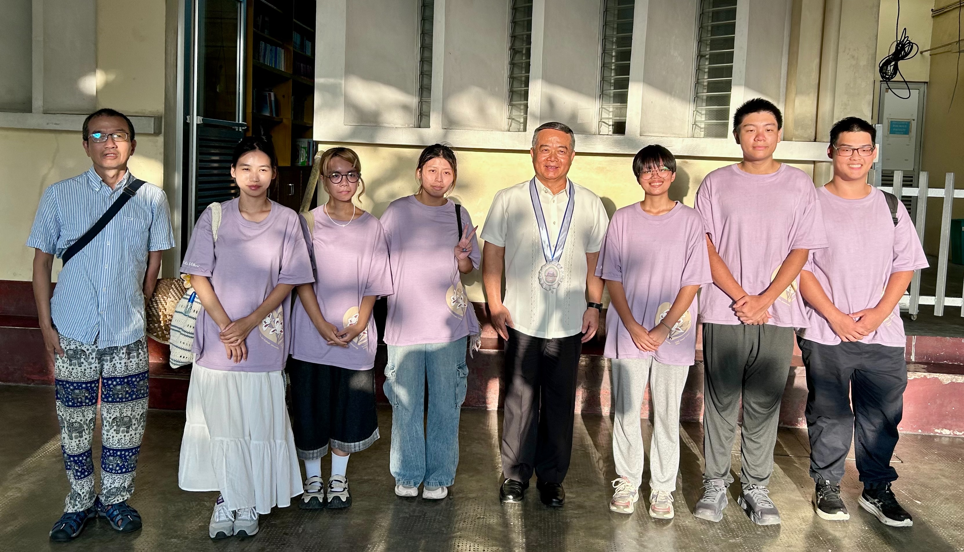 周民淦與輔仁大學文心國際文化志工隊師生合影，肯定臺灣青年投入海外志願服務及教育交流。