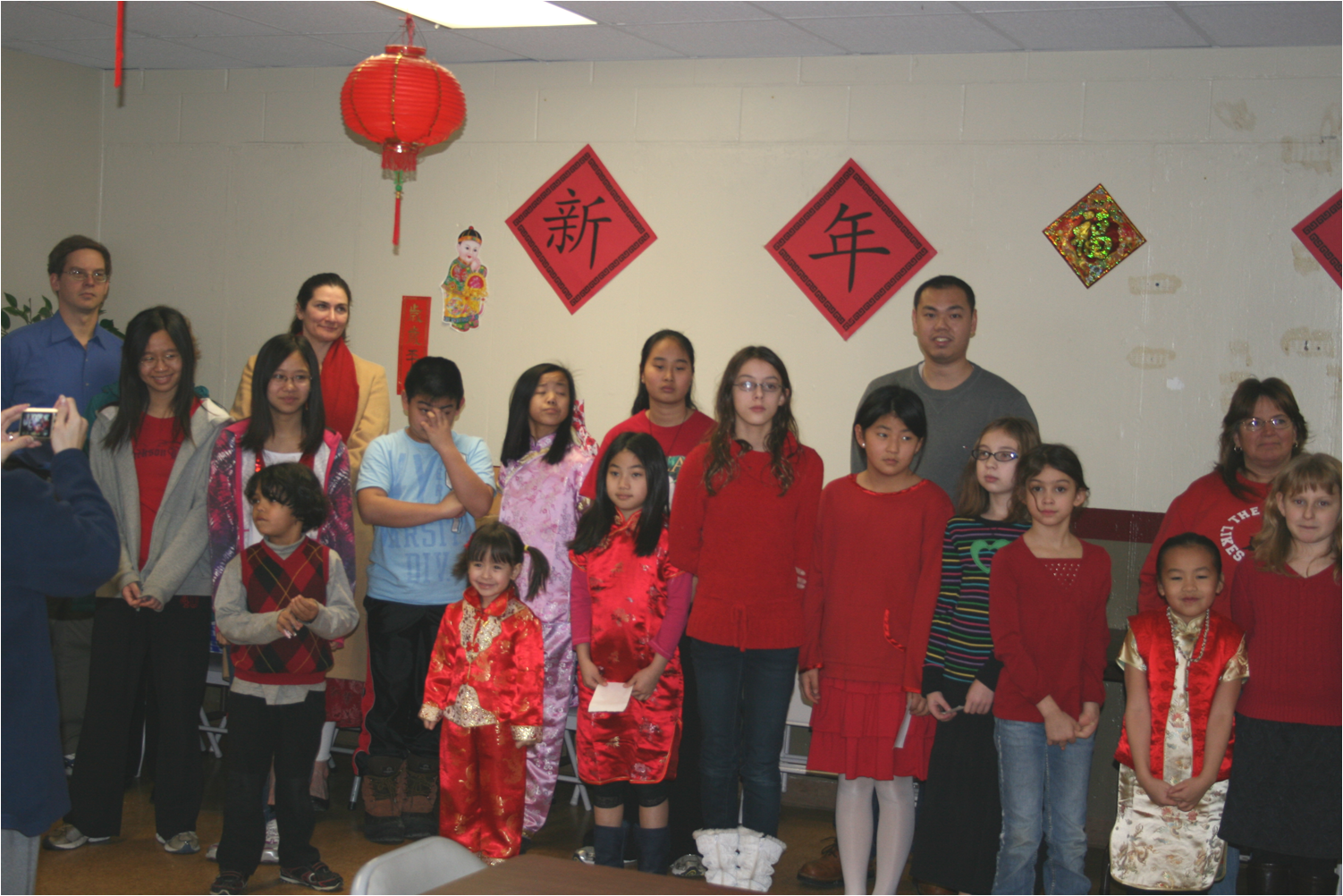 慶祝春節，學生及家長和老師一起合影！