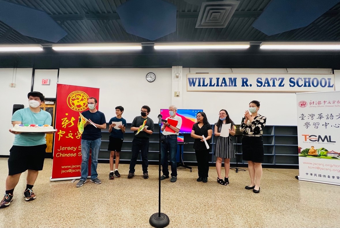 中級班學生演唱「生日快樂」並獻上蛋糕為新海臺灣華語文學習中心慶祝。