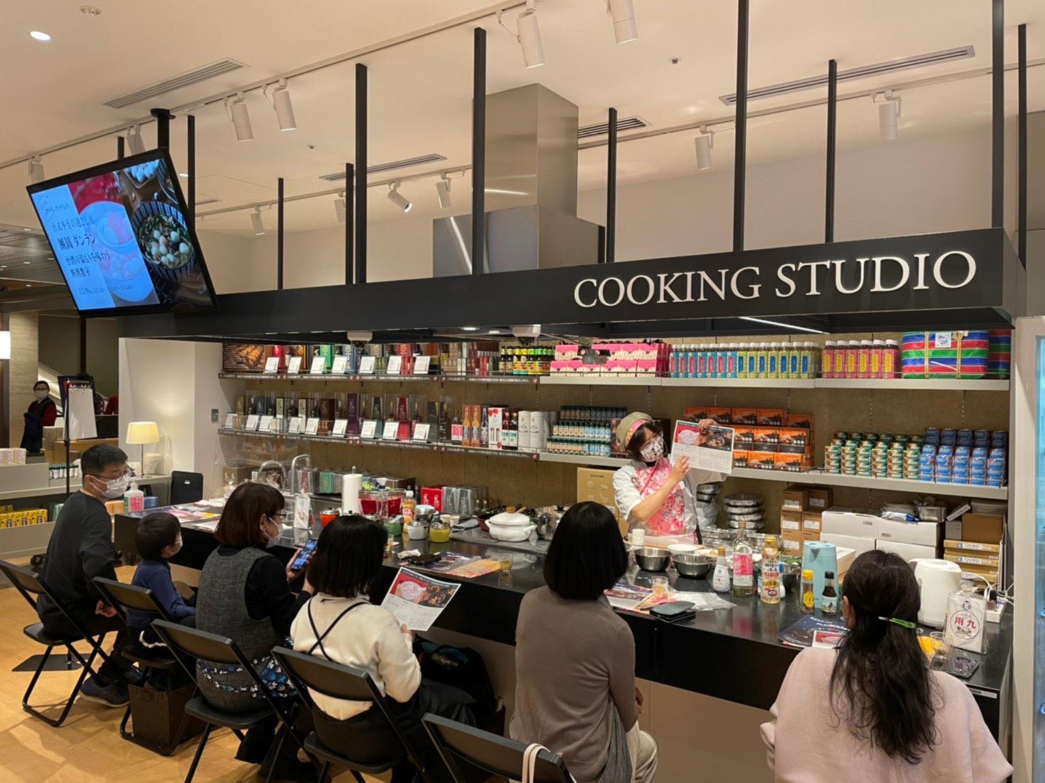 大阪弁天町臺灣華語教室陳洳豔老師受邀至東京日本橋誠品生活指導搓冬至湯圓