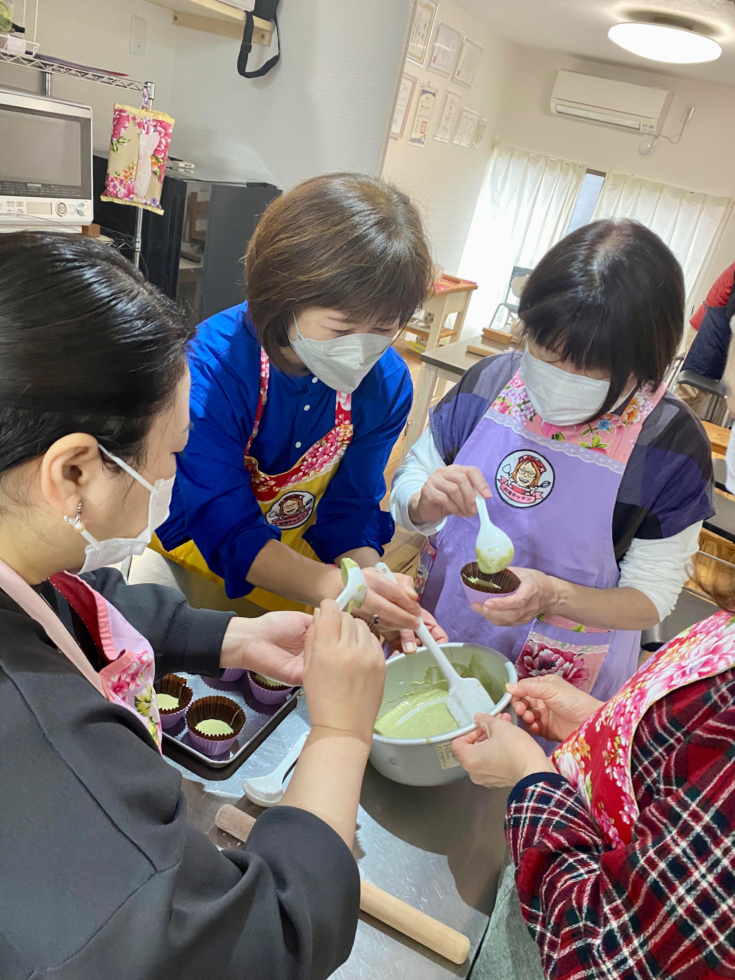 學生認真製作發糕