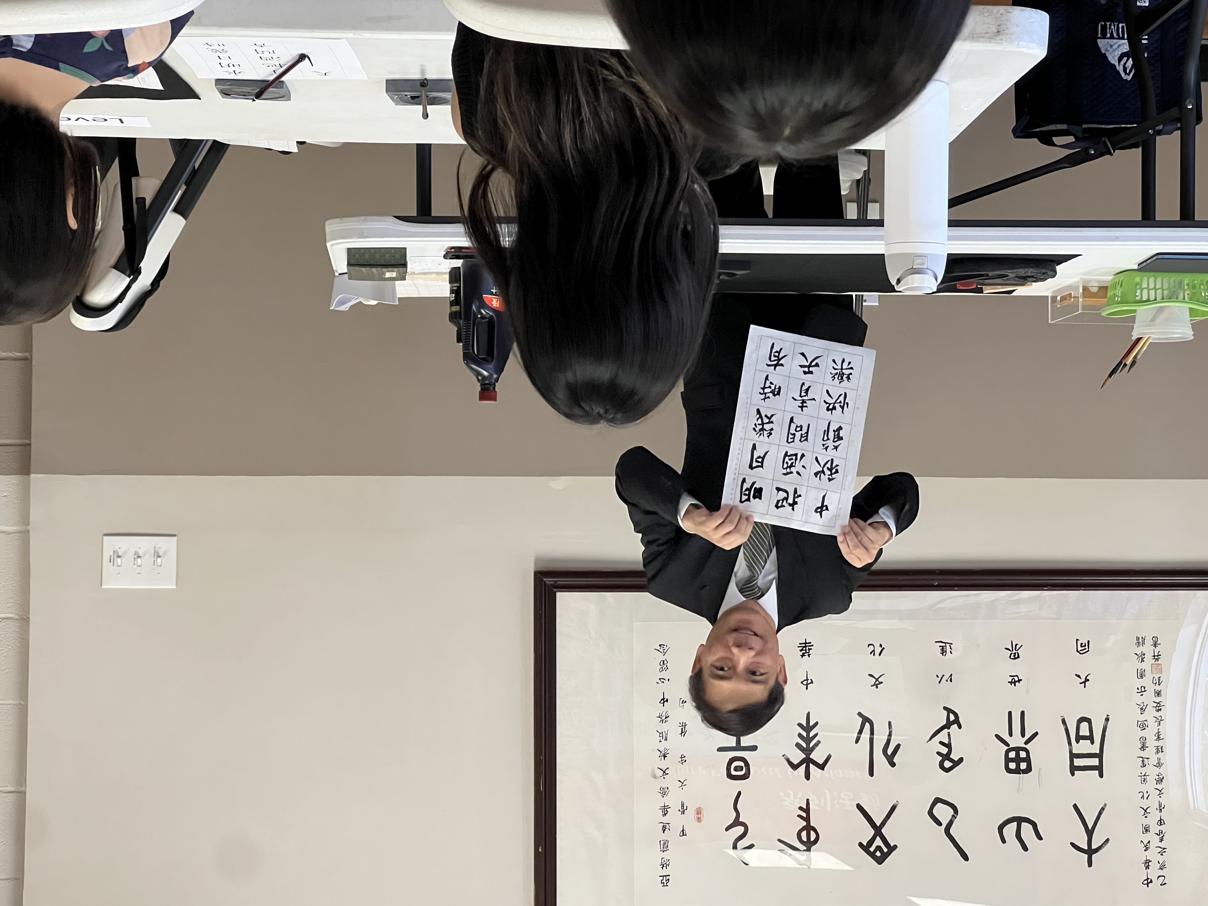 僑教中心主任歐宏偉現場揮毫