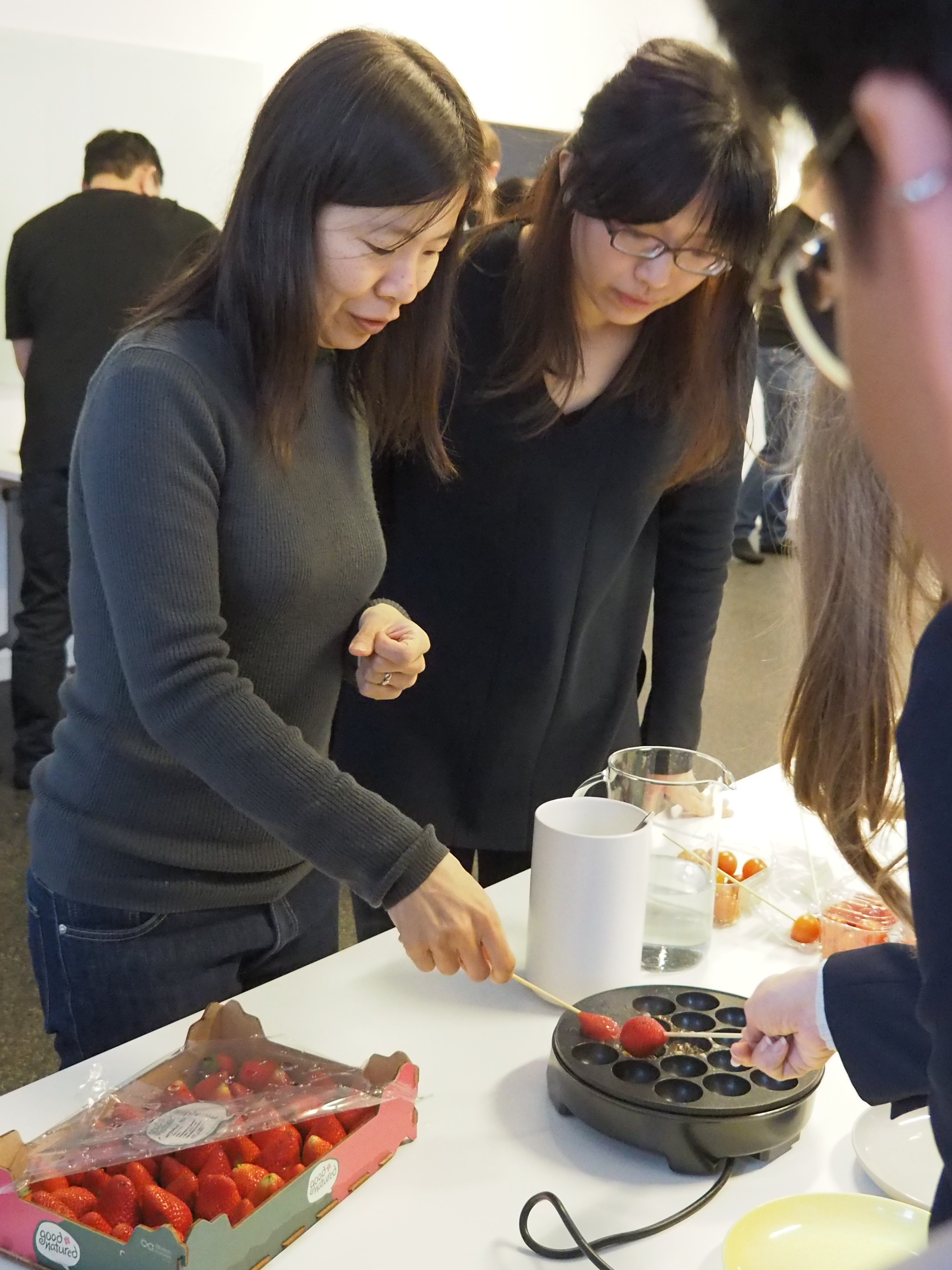 參加者使用章魚燒機製作水果糖葫蘆