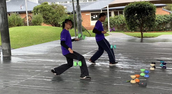 講師精采的展示扯鈴技巧