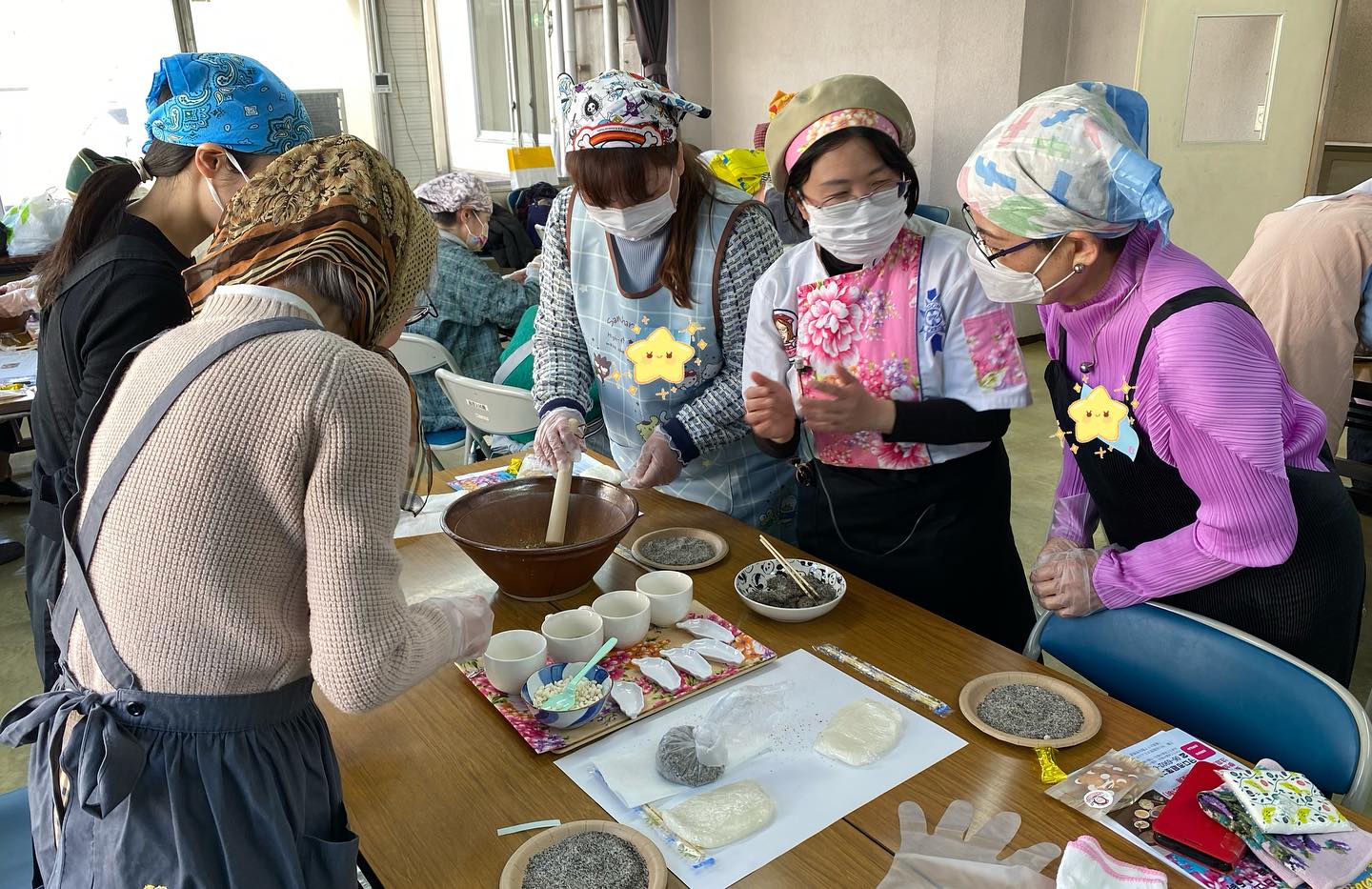 指導參加者動手做客家擂茶