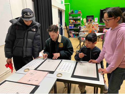 圖5:現場來賓嘗試水寫漢字書法