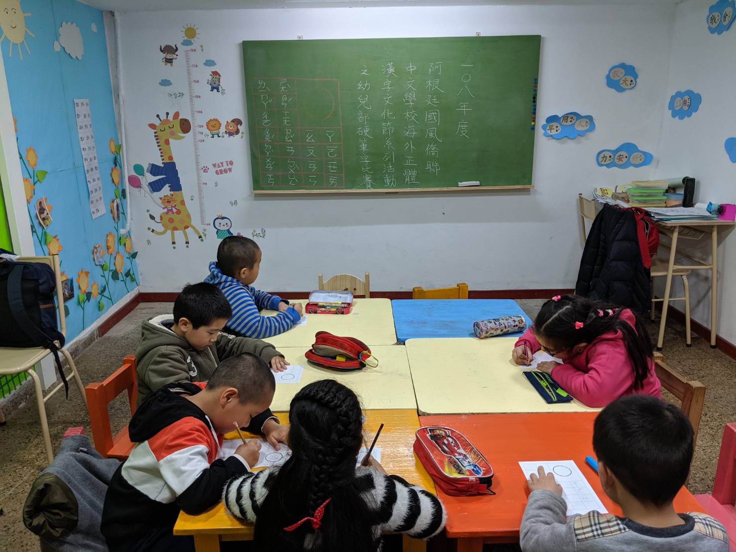 幼兒部小朋友聚精會神的參加比賽