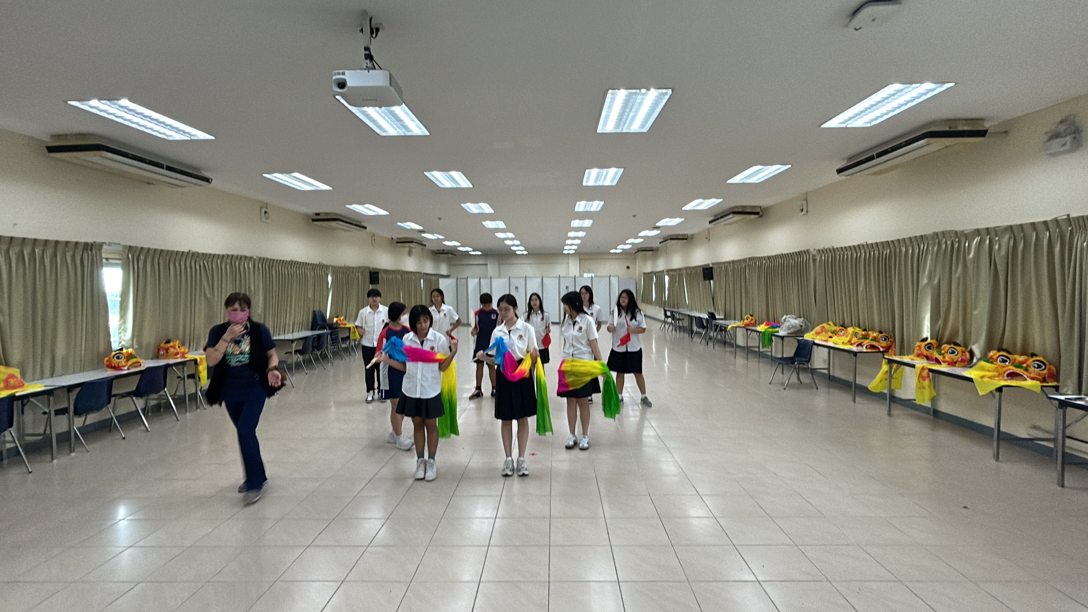 中學學生學習飄扇舞