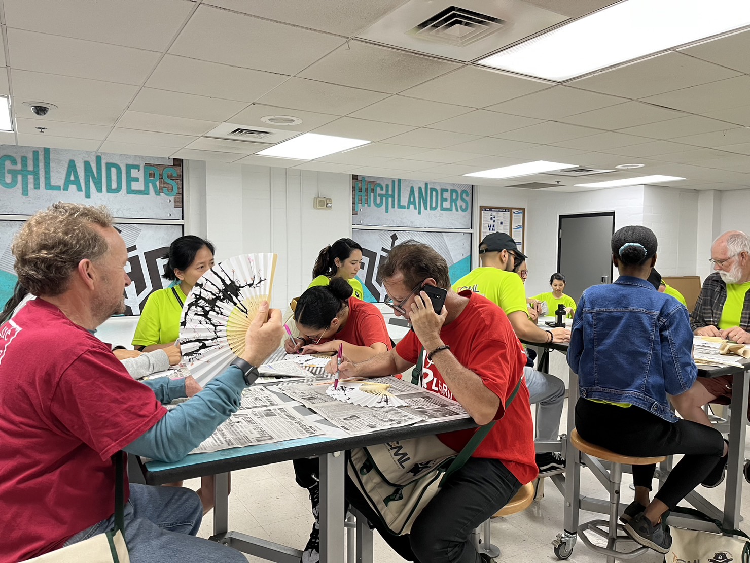 空白扇子滴上墨汁，畫上梅花，很有意思。