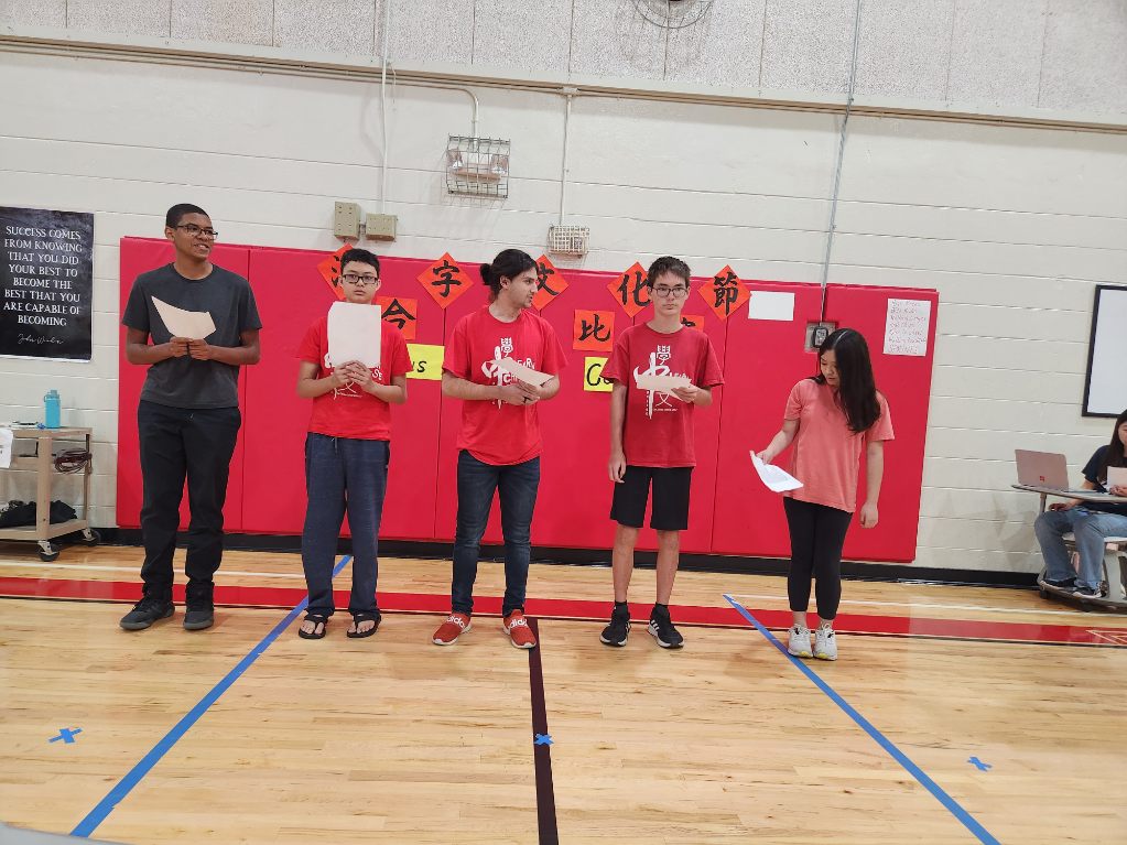 這是青少年雙語班，把小城故事唱的感心悅耳。