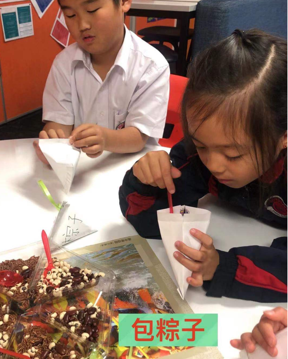 學生以五穀雜糧和小糖果體驗包粽子