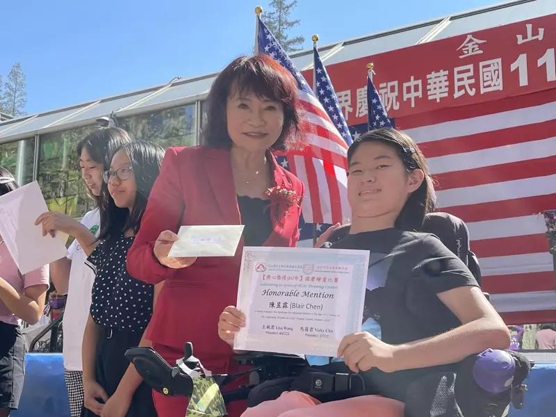 國慶主任委員馬蒨君頒發青少年組佳作獎給陳昱霖同學獎金及獎狀