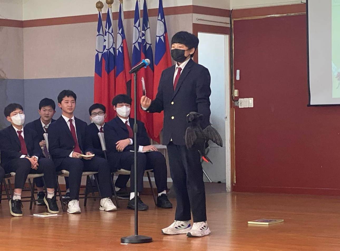 2024.3.15初中部參賽學生帶玩偶道具增加趣味