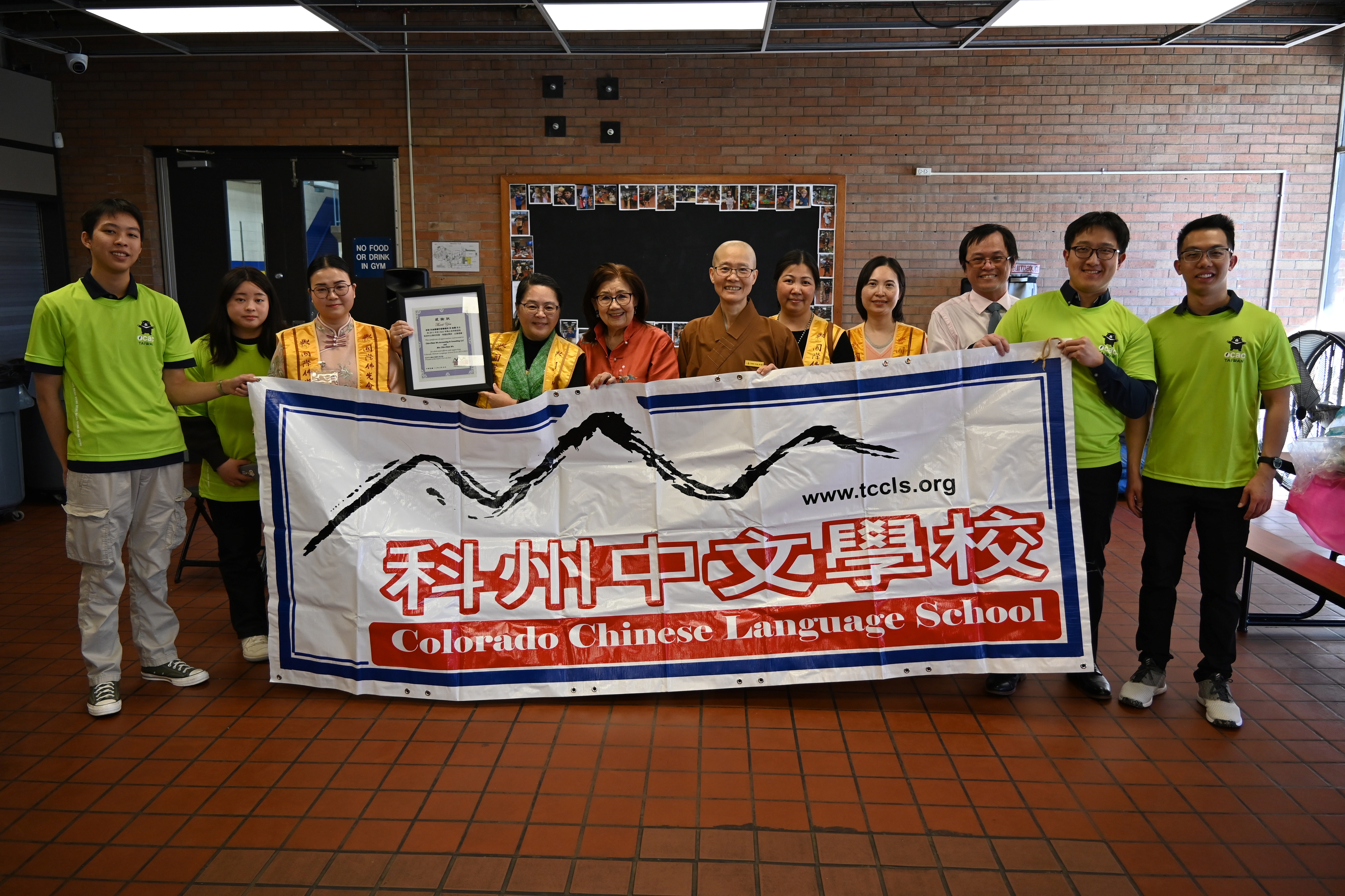 中文學校理事長 高月里女士 與 佛光山 永寧法師 及國際佛光會師姐及學校義工合影