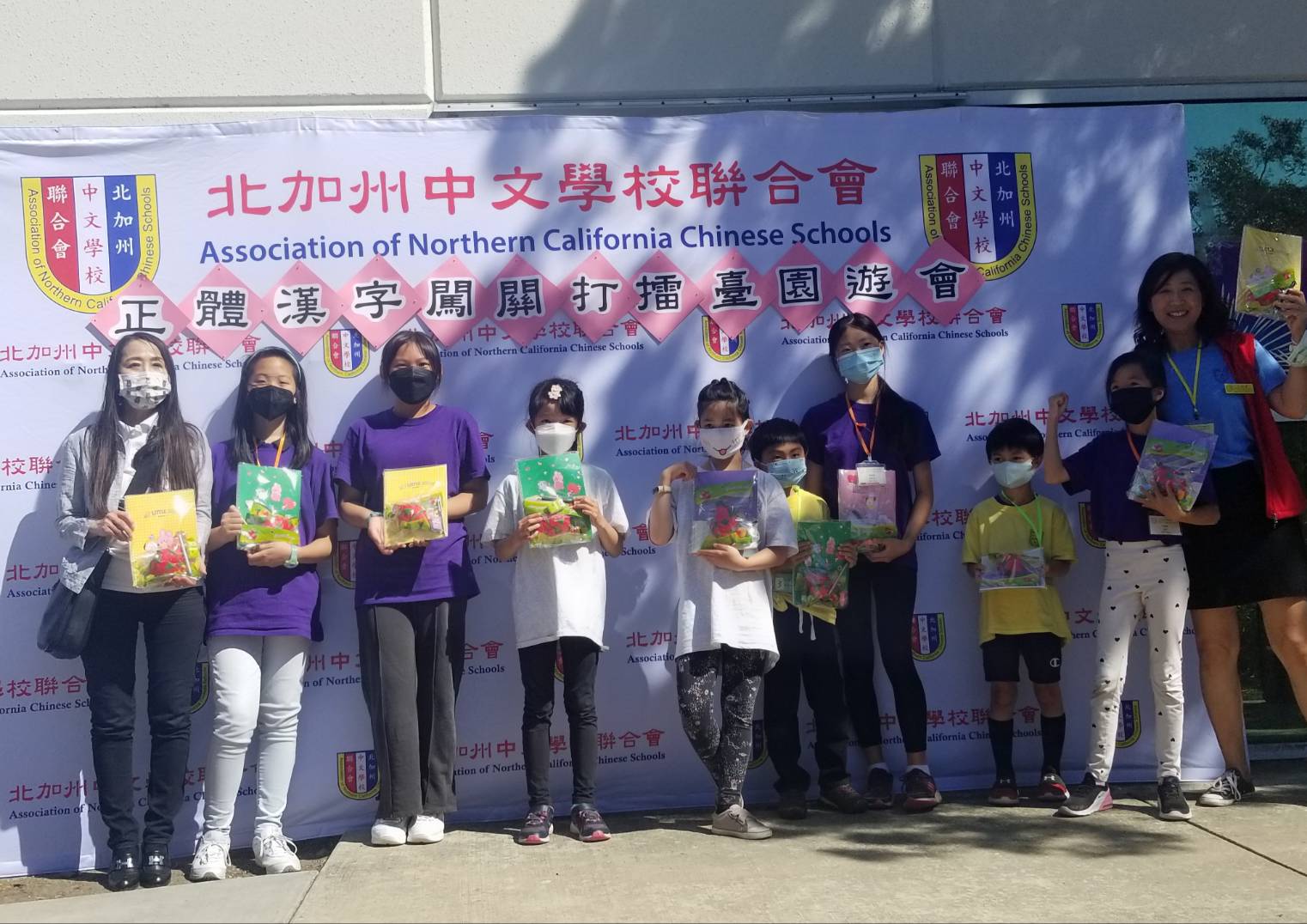 鐵人三項季軍隊由呂玉貞僑務委員（左一）頒獎。