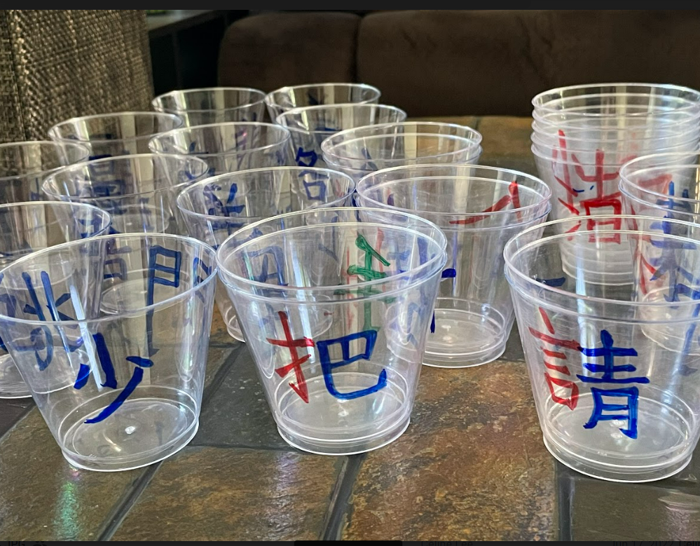 部首攤位讓同學們由游戲裏逗出正確的字。