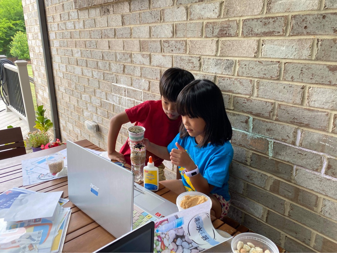 同學們跟著楊老師自製過濾水實驗