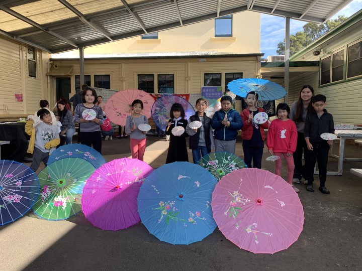 學生展示彩繪作品