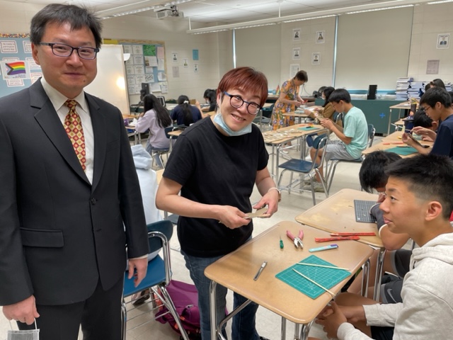 波士頓僑教中心主任潘昭榮(左一)前來參訪九年級文化課皮影戲實作部分。