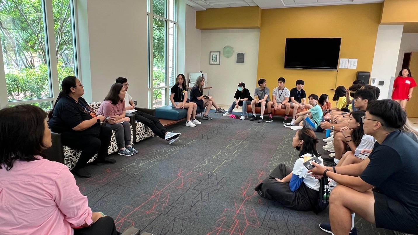 林香蘭校長和夏忠菁副校長在給夏令營教師和輔導員安排工作