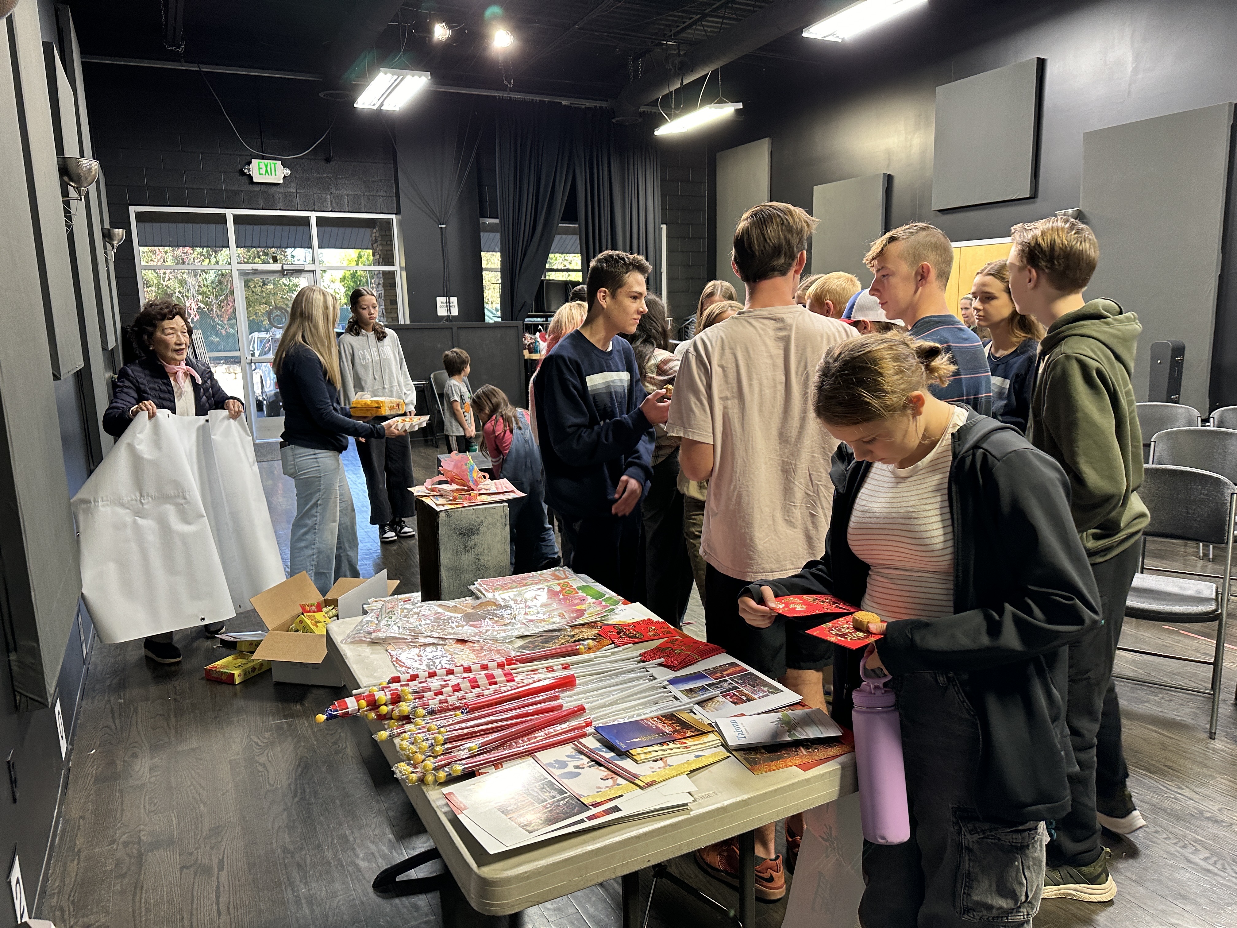 猶他州美州福克高中學生參閱索取台灣簡介資料與品嚐台灣美食