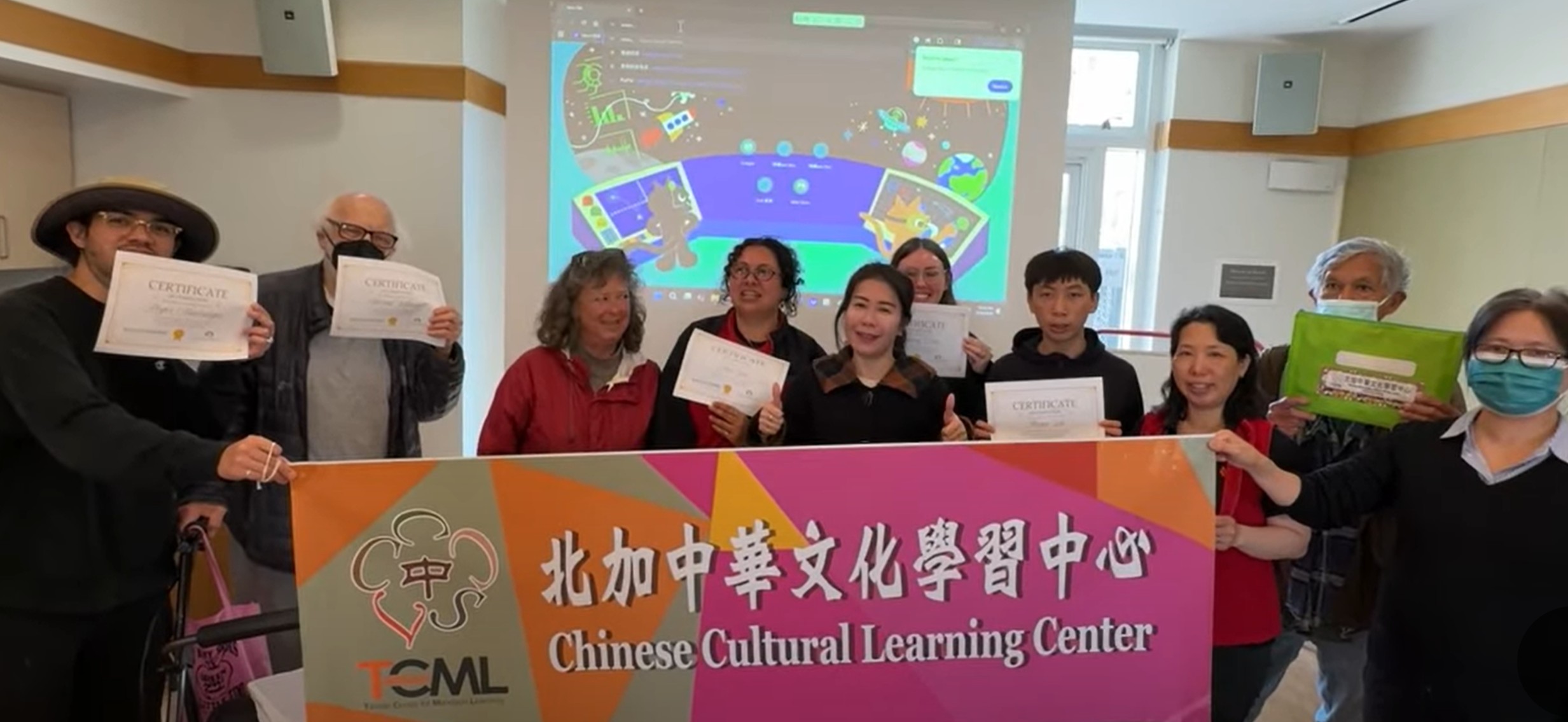 學生們拿到結業證書開心合影。