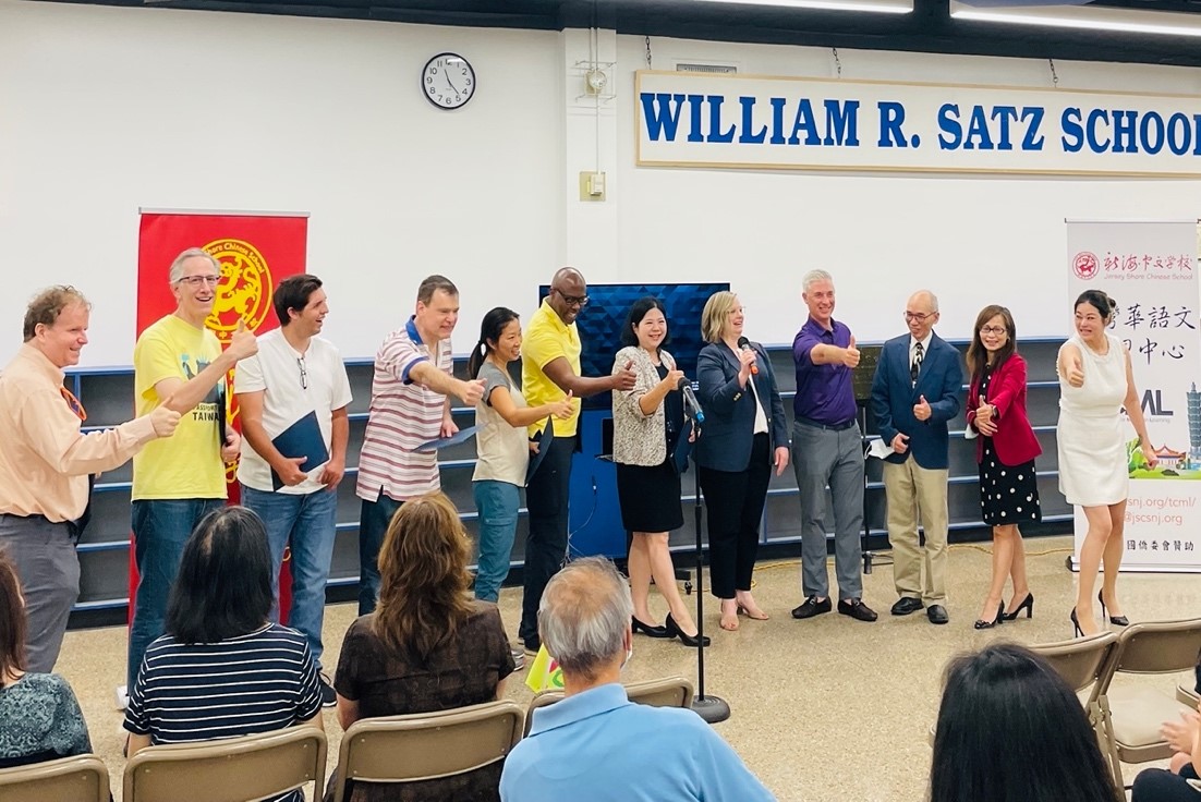 頒發臺灣華語文學習中心第一屆結業証書，大家都說「讚」。