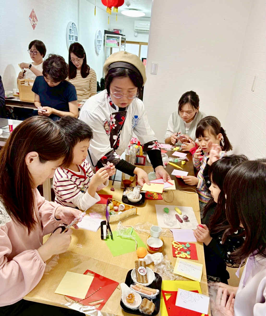 陳洳豔校長指導大家進行重陽文化手作體驗