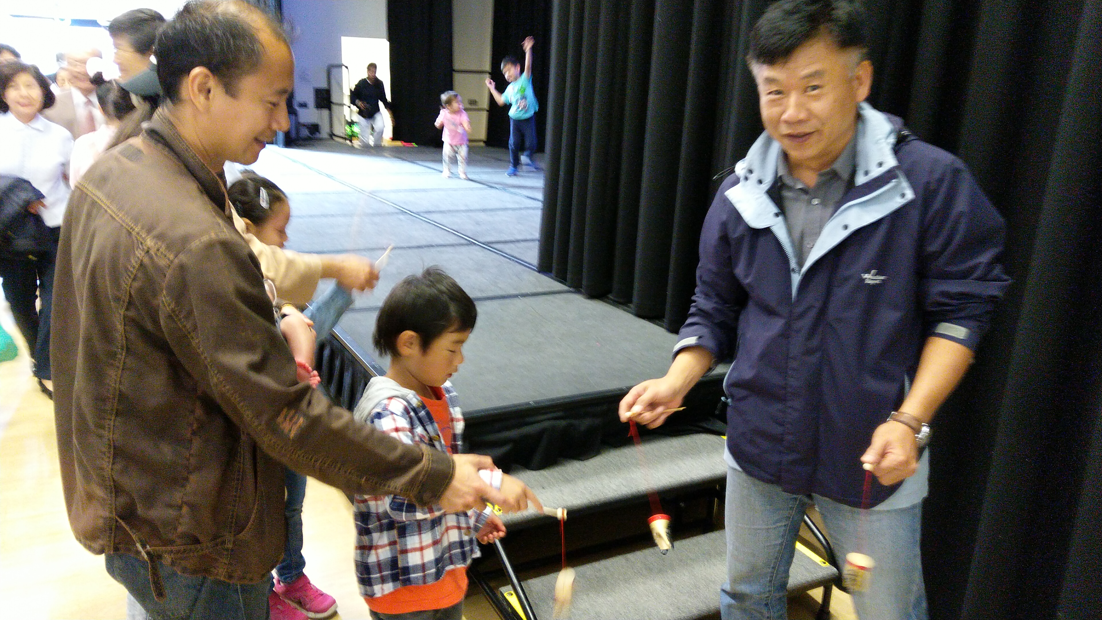 民俗文化老師向慈濟學生示範傳統民俗技藝。