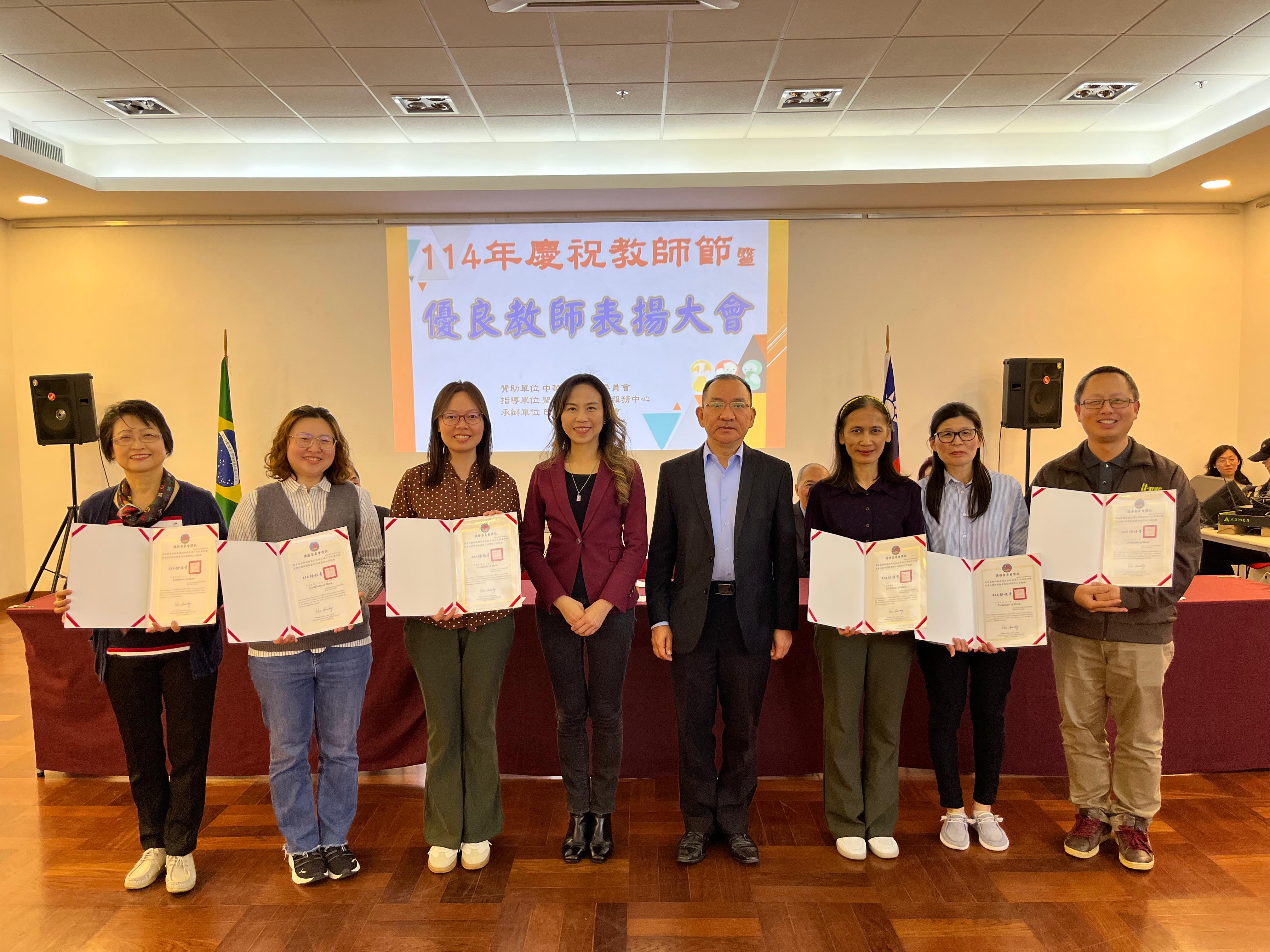 朱怡靜處長（左四）、尤正才主任（右四）頒獎狀、獎金給十年優良老師
