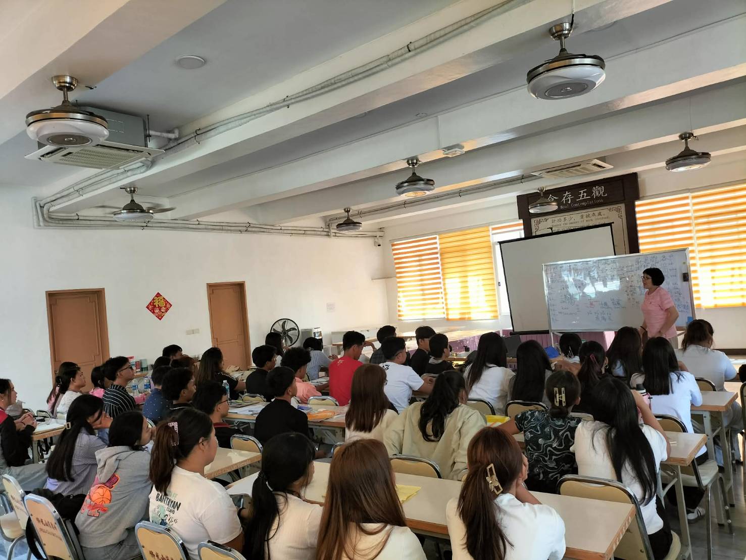 宿霧慈恩寺上課，展現華語學習熱情與團隊精神。