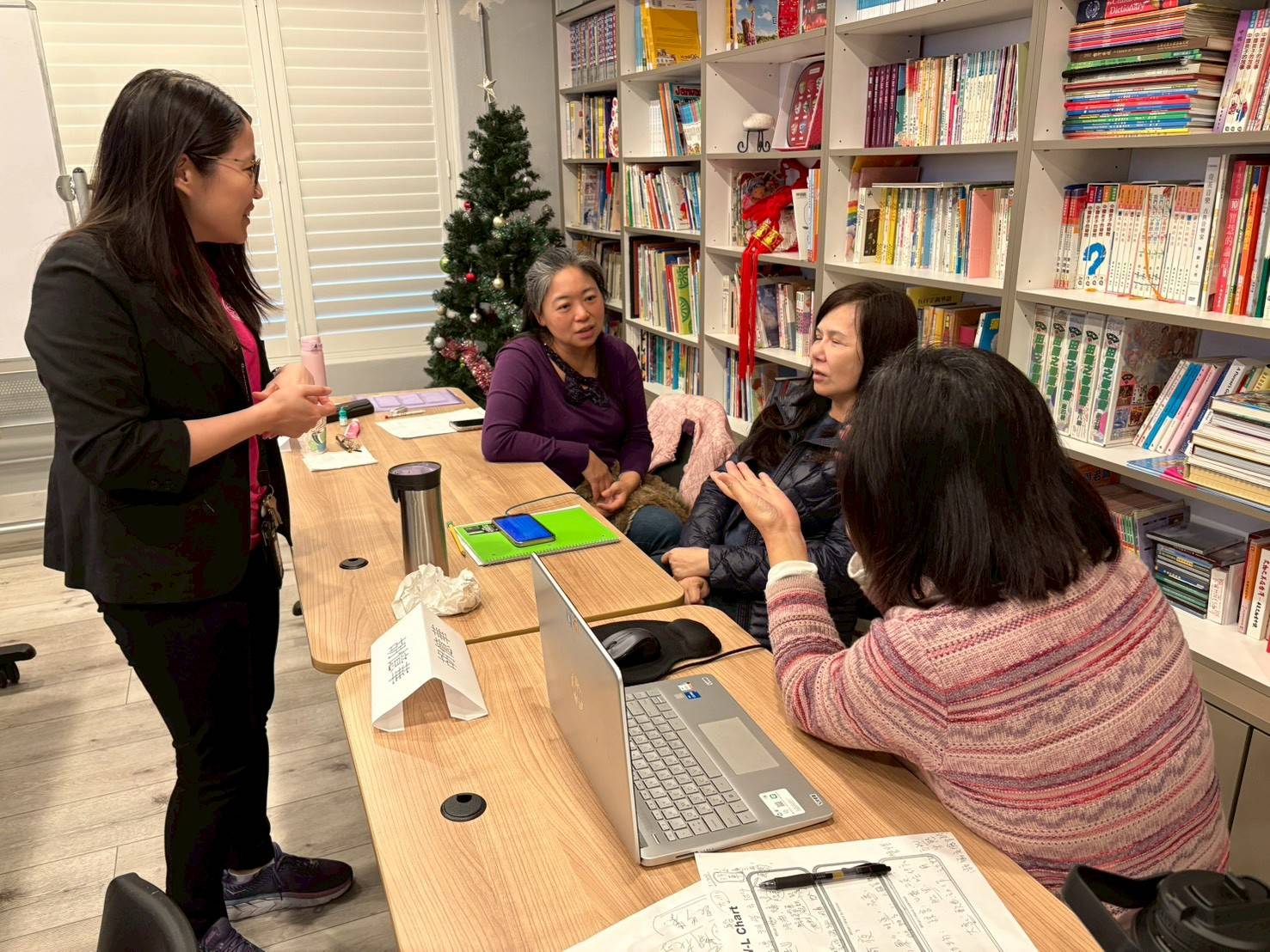 老師們詢問講師課室教學實務的細節