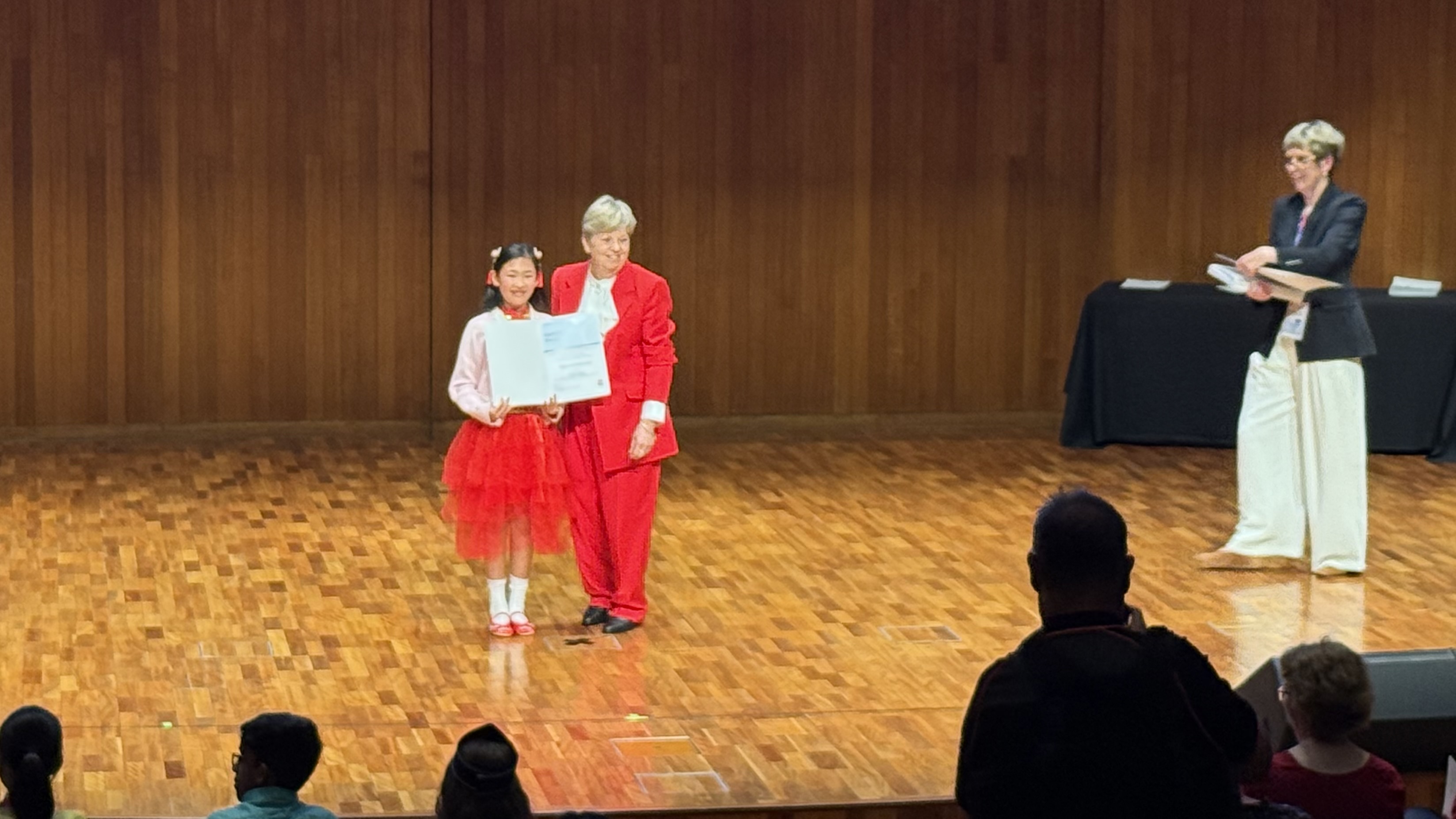 北岸校區低年級組代表張晏慈(Caitlin Chang)，平日積極參與學校各項活動及比賽，並熱心投入社區服務，以認真學習與樂於服務的態度獲得肯定，榮獲高度讚揚獎(Highly Commended Award)。