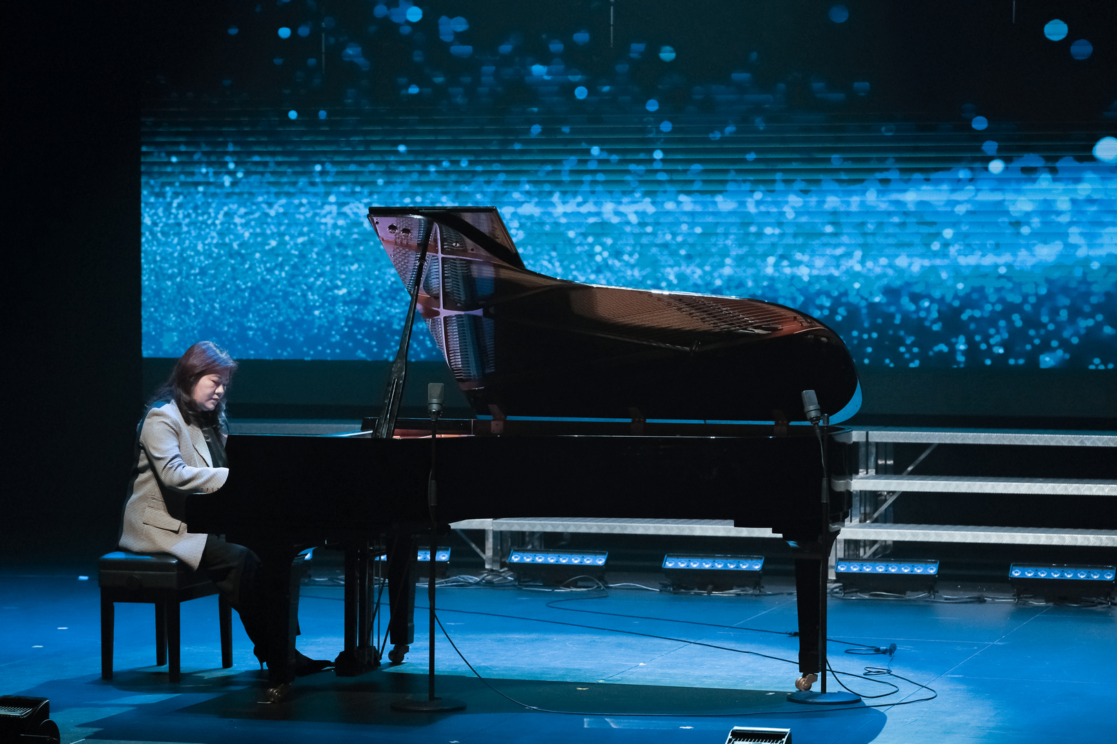 吉隆坡臺校校長鄭雅芬改編並獨奏了包含4種曲風的鋼琴曲《望春風奇想曲》，經典歌曲結合大師曲風，令人耳目一新